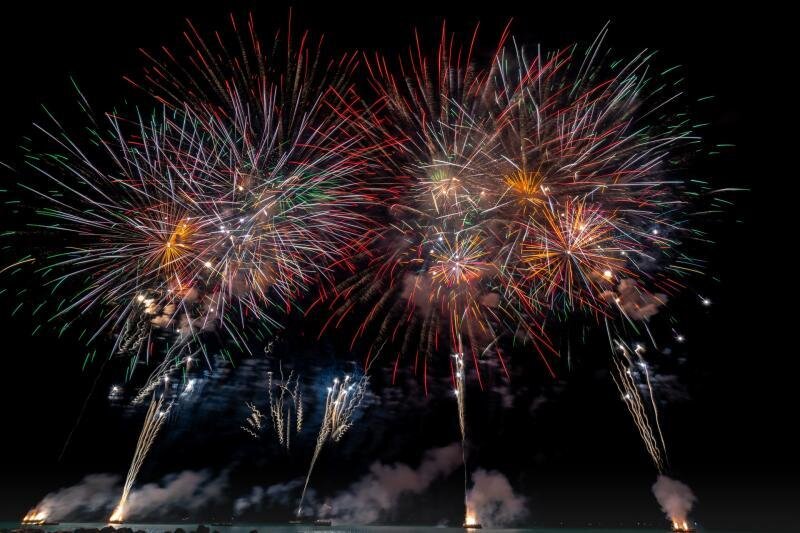 Fuochi d'artificio in cielo di notte