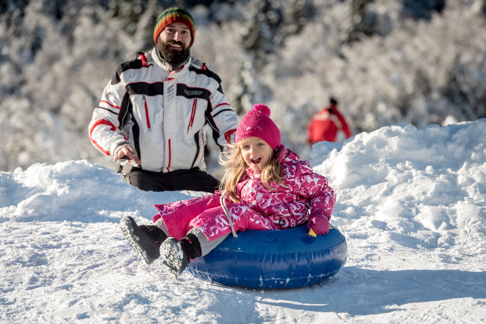 Bambina scivola con la ciambella sulla neve. | © Matteo De Stefano, 2017