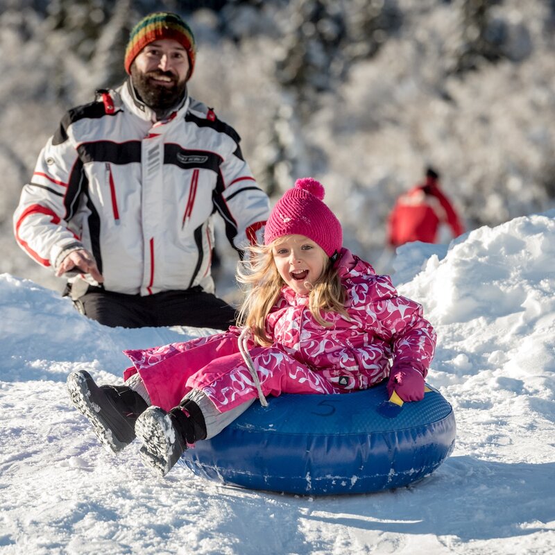 Bambina scivola con la ciambella sulla neve. | © Matteo De Stefano, 2017