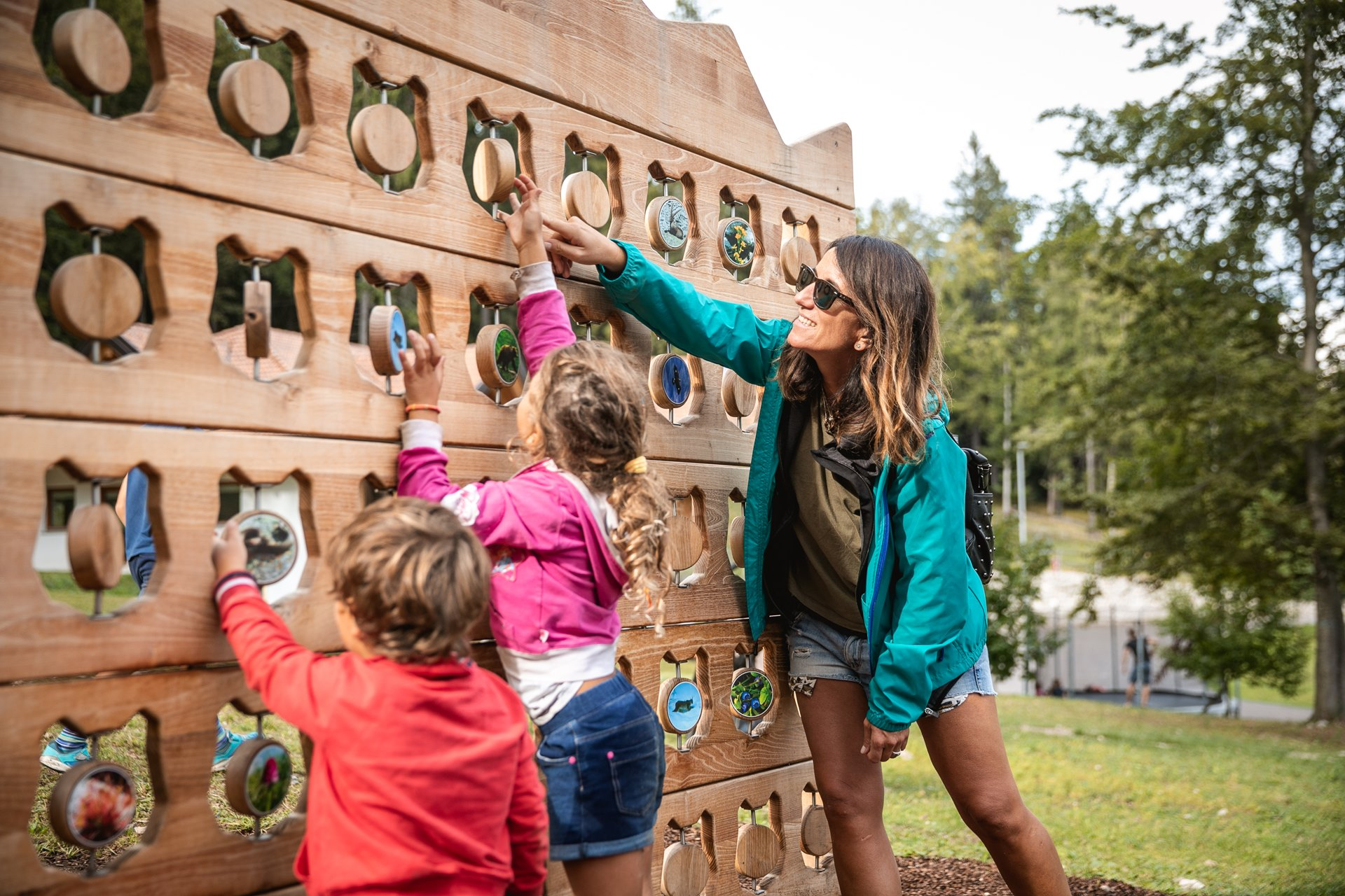 Bambini giocano sul sentiero didattico del Sarnacli Mountain Park di Andalo. | © Oliver Astrologo, 2019