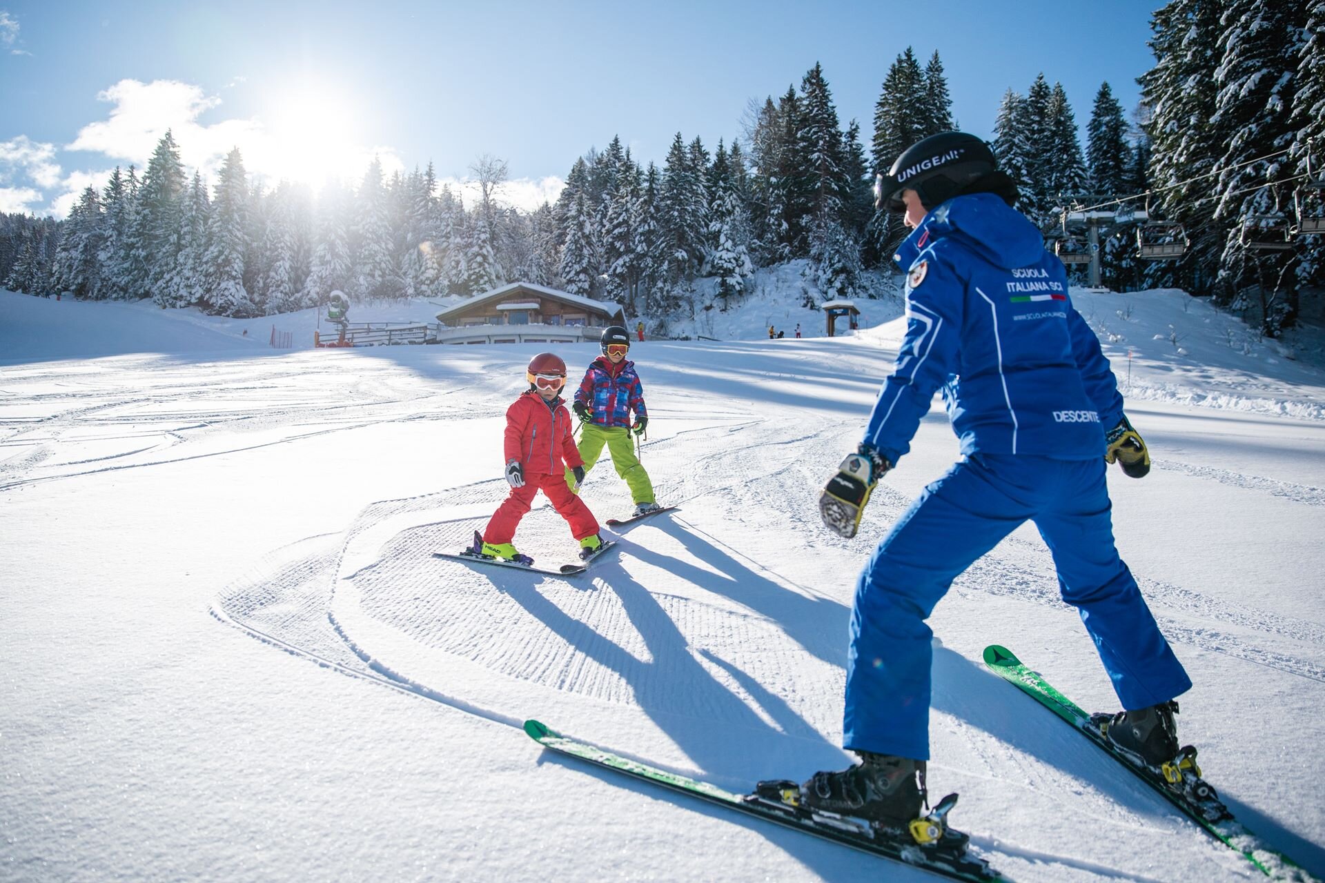 Lezione di sci per bambini e bambine sulle piste della Ski area Paganella. | © Oliver Astrologo, 2020