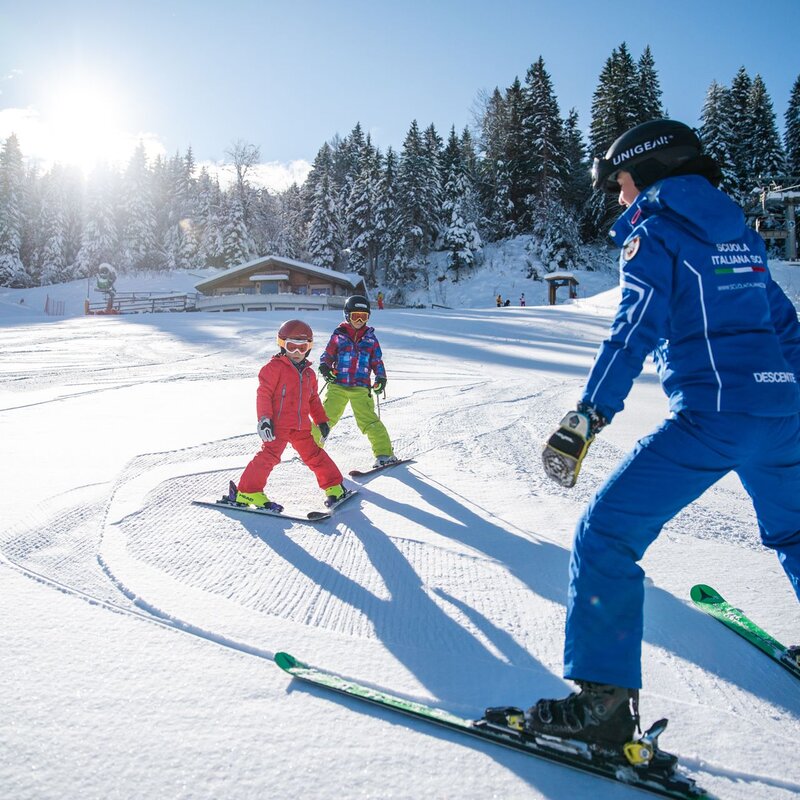 Lezione di sci per bambini e bambine sulle piste della Ski area Paganella. | © Oliver Astrologo, 2020