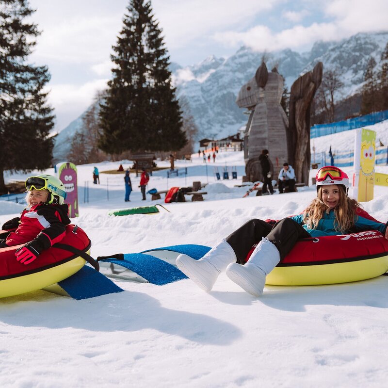 Bambini scivolano sulla neve con le ciambelle del Fun Park Pradel a Molveno. | © Alice Russolo, 2023