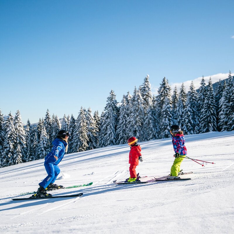 Bambini imparano a sciare insieme all'insegnante di sci sulle piste della Paganella. | © Oliver Astrologo, 2020