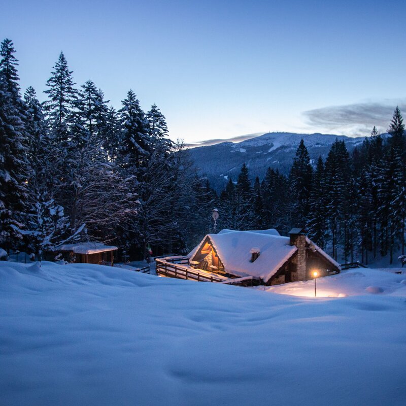 Schneebedeckte Pineta-Hütte am Abend. Innenbeleuchtung zum Abendessen im Schnee | © Filippo Frizzera, 2019