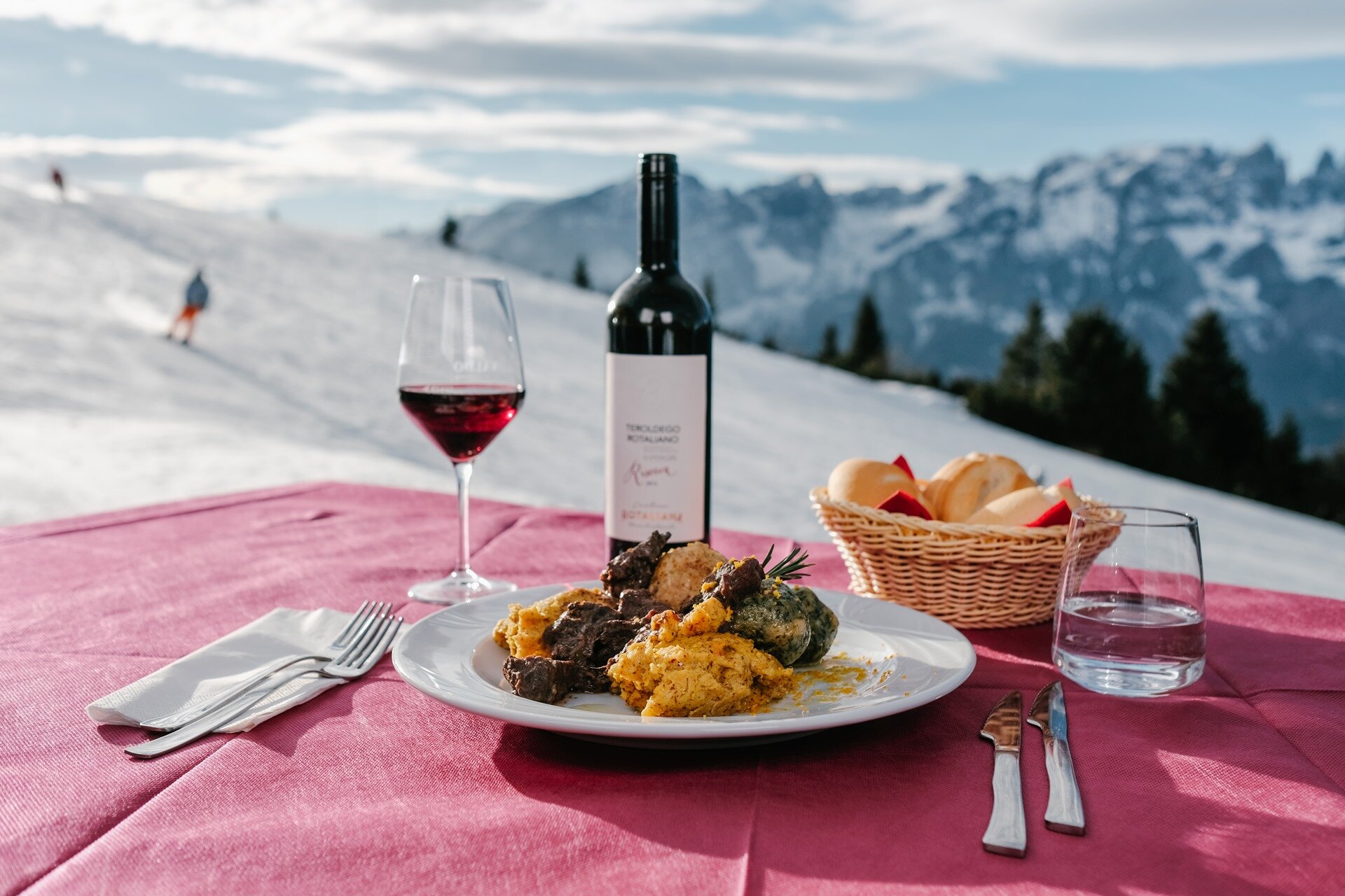 Traditionelles Trentiner Gericht mit Polenta und Wild vor den Skipisten von Paganella | © Multiweb, 2019