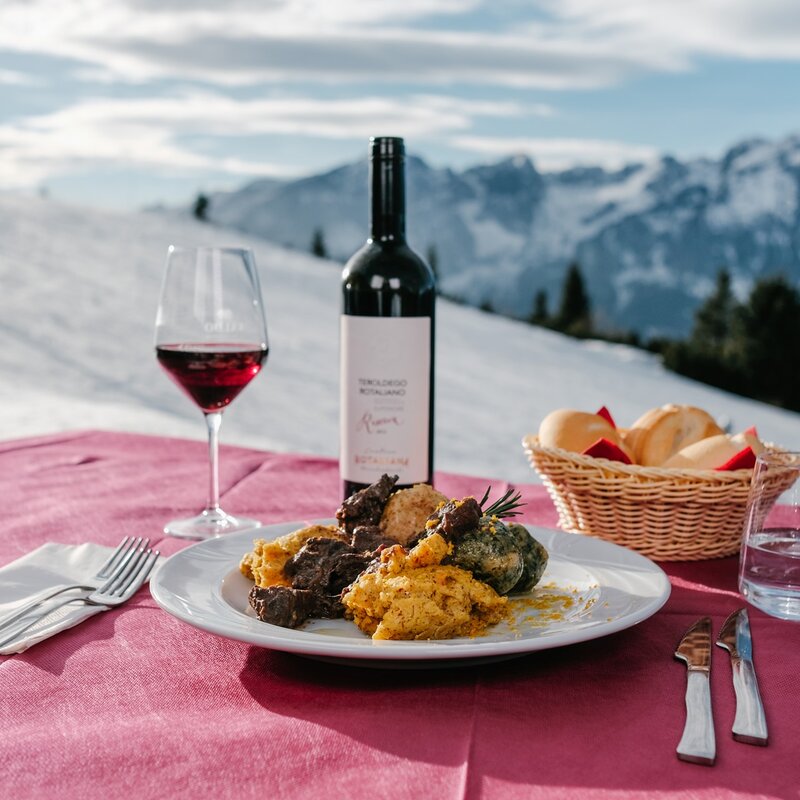 Traditionelles Trentiner Gericht mit Polenta und Wild vor den Skipisten von Paganella | © Multiweb, 2019