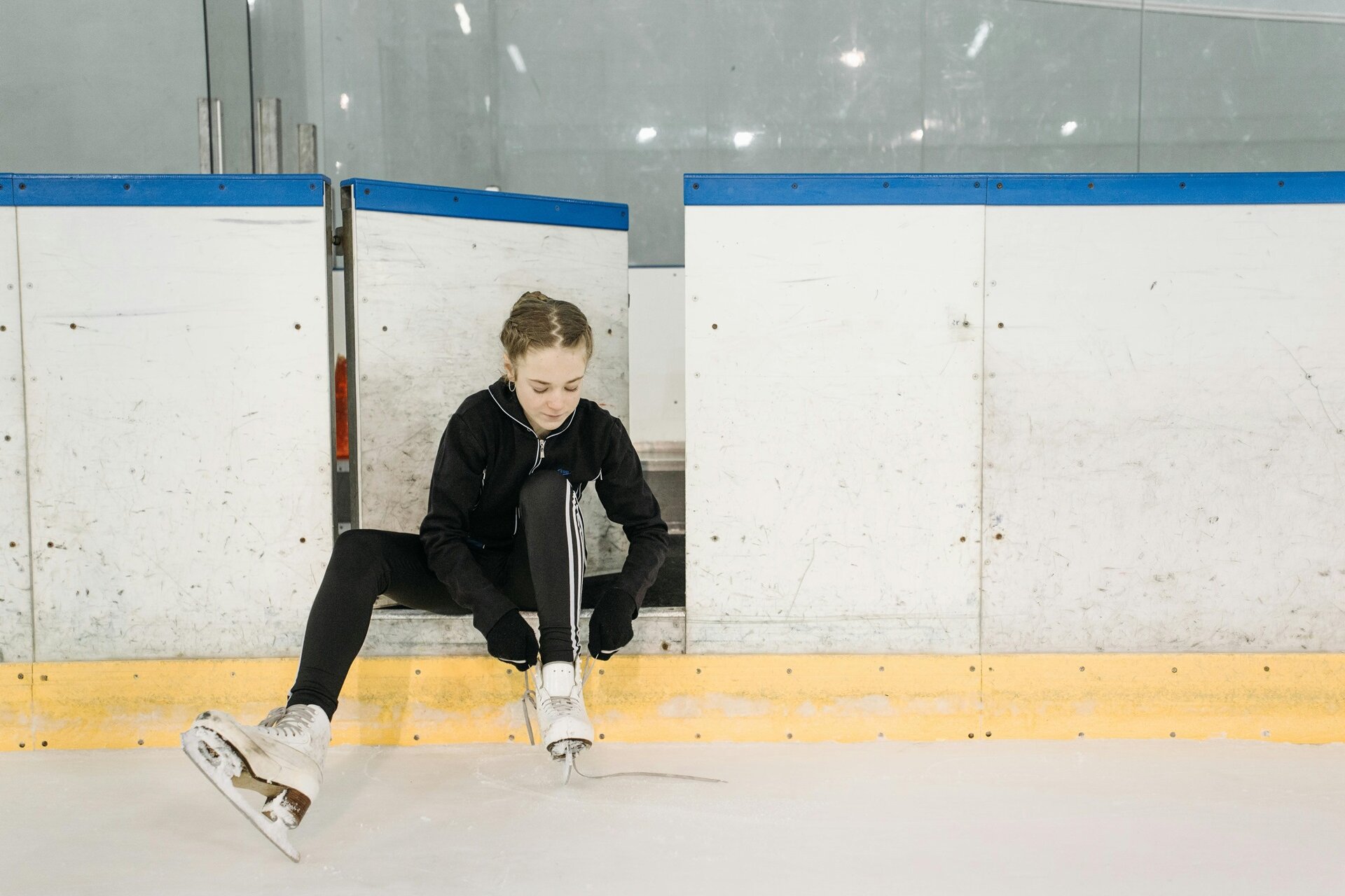 A girl laces up her ice skates in the Ice Palace. | © Pexels, Pavel Danilyuk, 2020