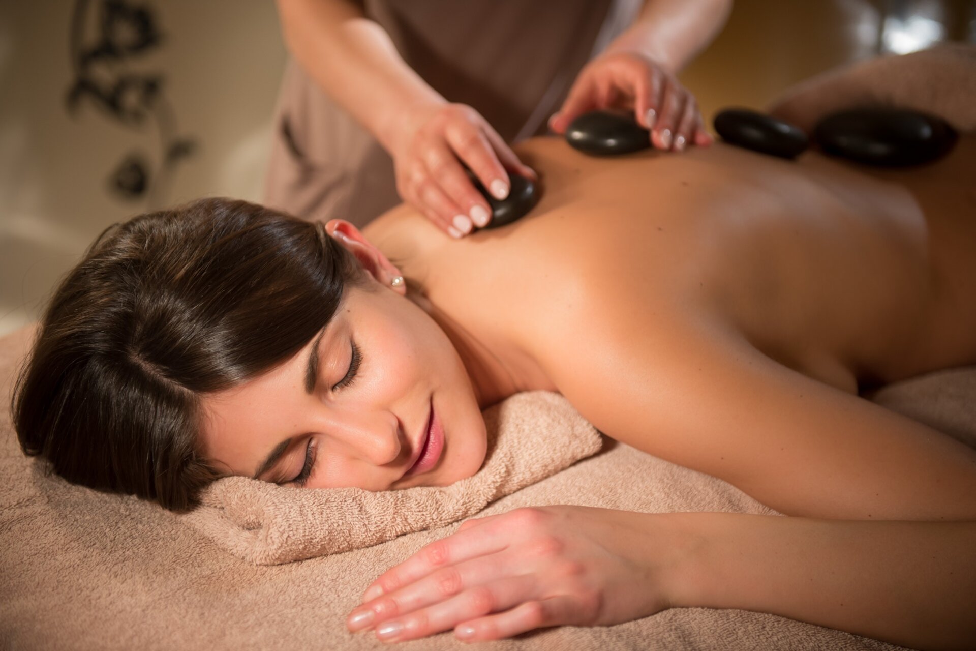 Massage with stones at AcquaIn in Andalo | © Matteo De Stefano, 2017