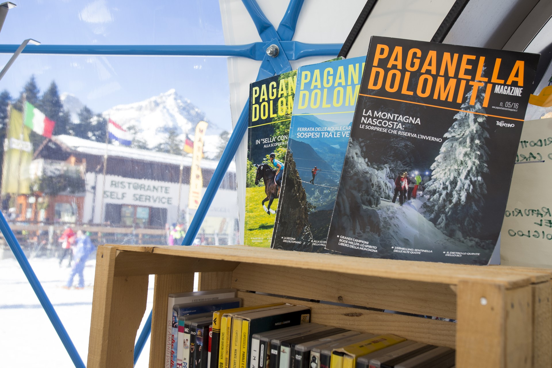 Libri all'interno del Biblioigloo, a fianco delle piste da sci della Paganella | © Filippo Frizzera, 2018