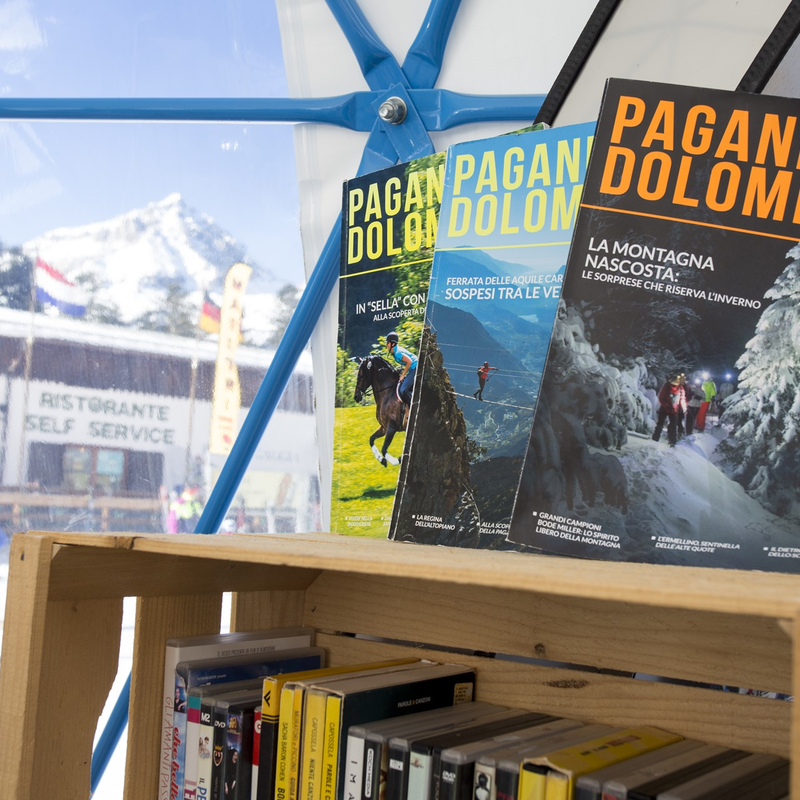 Libri all'interno del Biblioigloo, a fianco delle piste da sci della Paganella | © Filippo Frizzera, 2018