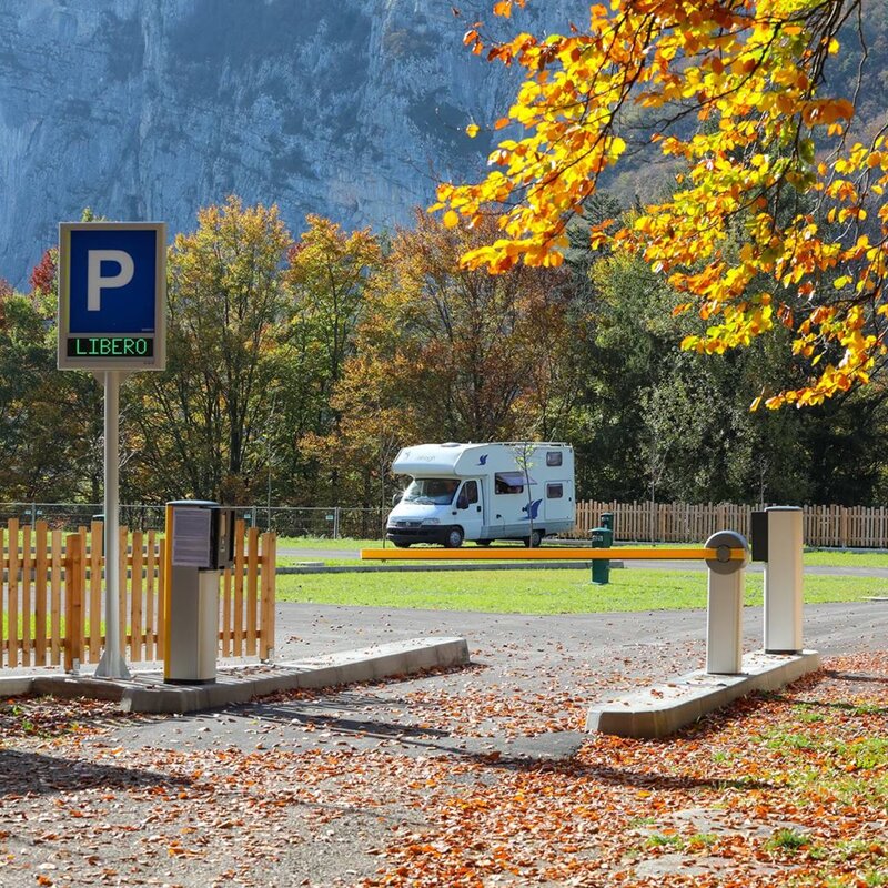 Auf dem Orizzonti-Parkplatz in Fai della Paganella geparktes Wohnmobil | © Alex Mottes, 2022