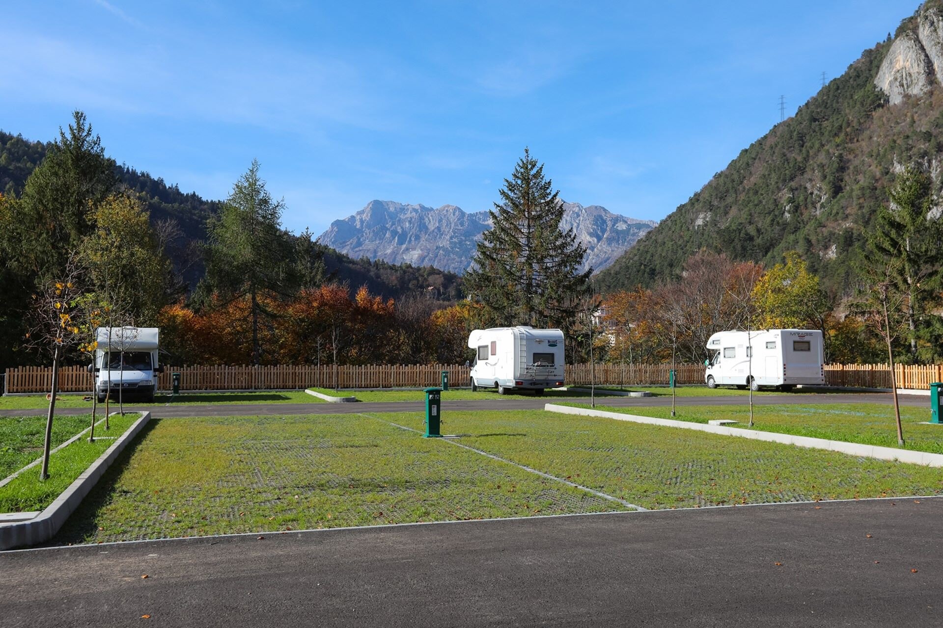 Campers parked at the Orizzonti parking area in Fai della Paganella | © Alex Mottes, 2022