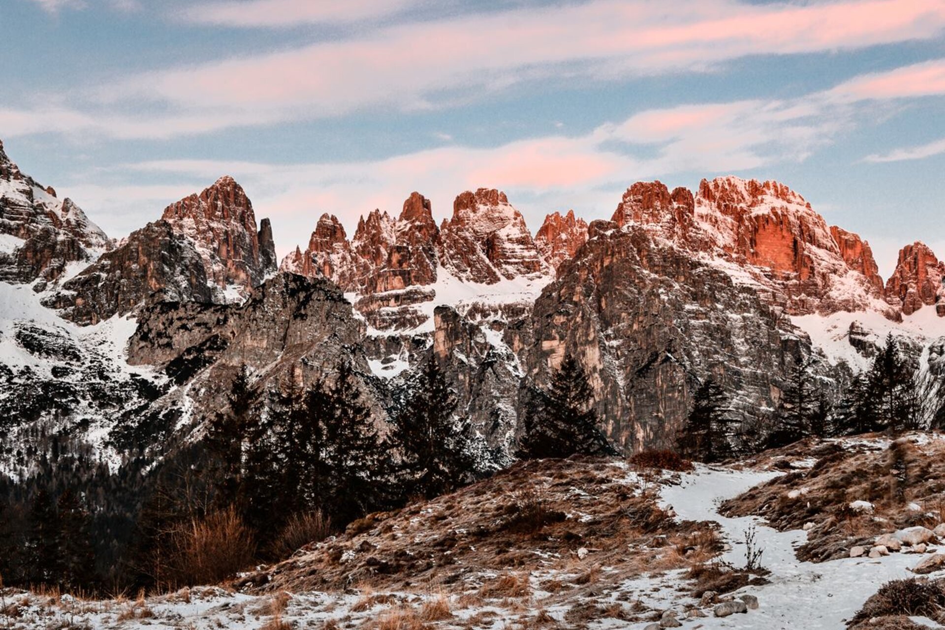 Die schneebedeckten Brenta-Dolomiten färben sich durch das Phänomen des Alpenglühens rosa und orange | © @tommy.cimarelli, 2019