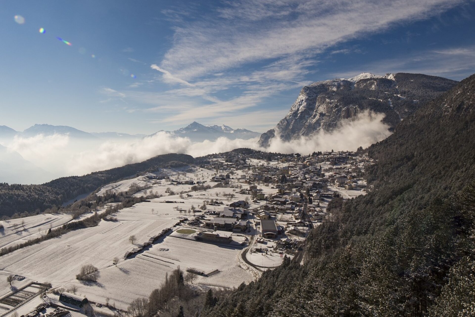 Blick von oben auf die verschneiten Fai della Paganella mit dem Etschtal im Hintergrund | © Alex Mottes, 2016