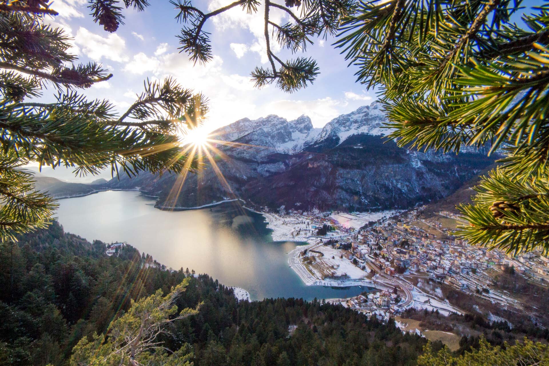 Molveno e la spiaggia del lago visti dall'alto in inverno. | © Filippo Frizzera, 2015