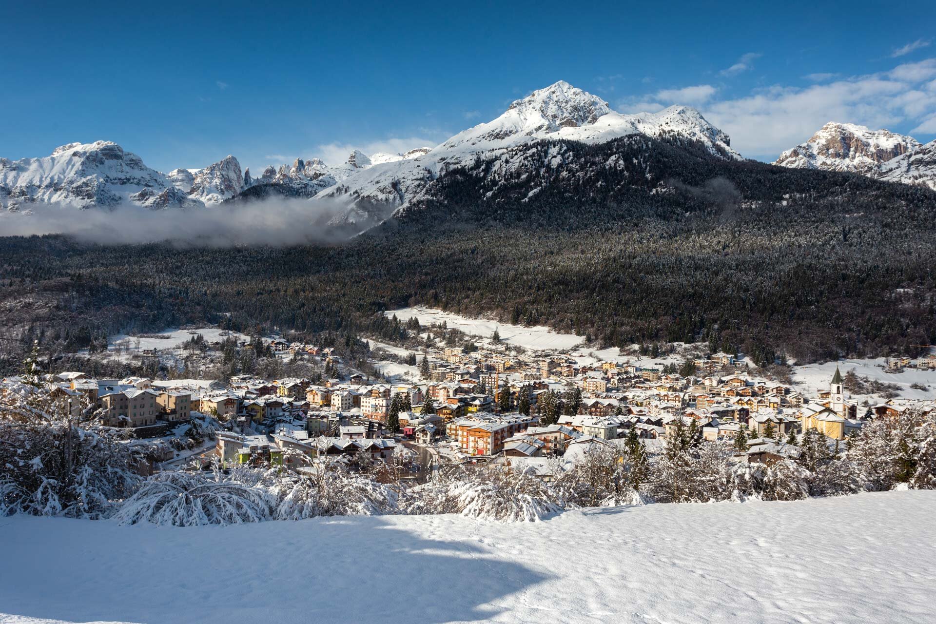 Der Gipfel des Piz Galin überragt das schneebedeckte Dorf Andalo | © Filippo Frizzera, 2023