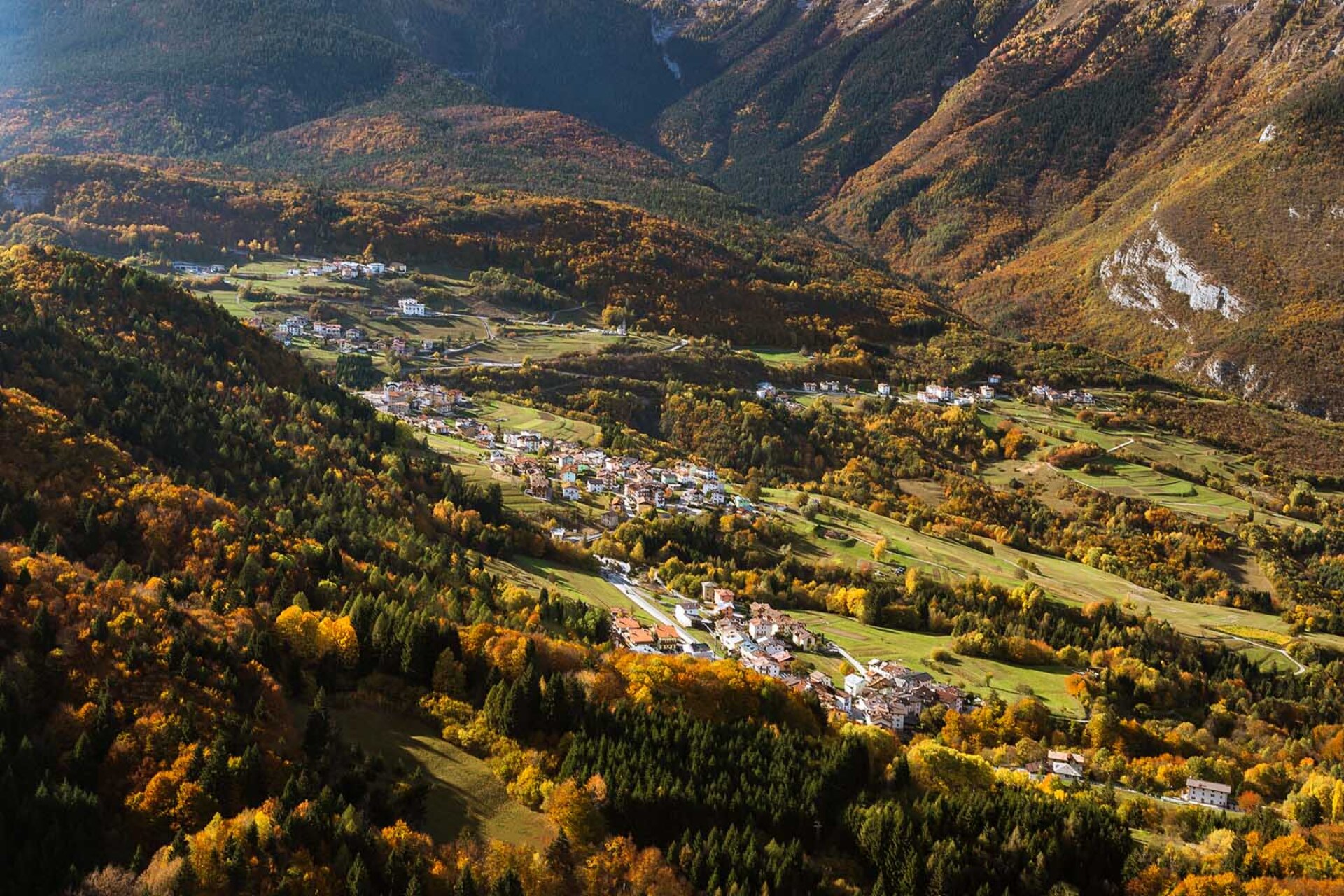 Cavedago, eines der Paganella-Dörfer, von oben gesehen mit den Brenta-Dolomiten im Hintergrund im Herbst | © Filippo Frizzera, 2018