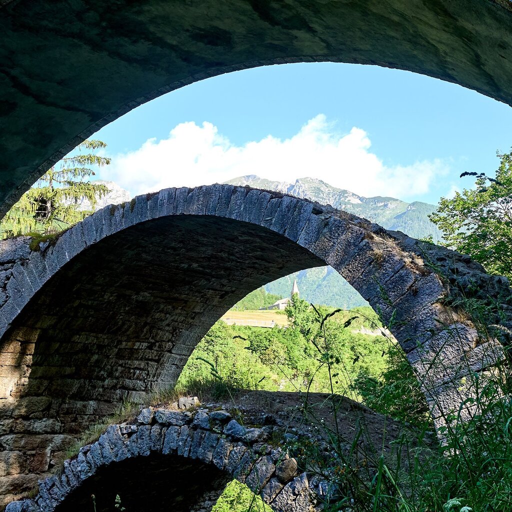 The three-arched bridge in Cavedago, one of the Paganella villages | © Paolo Bisti, 2021 The three-arched bridge in Cavedago, one of the Paganella villages | © Paolo Bisti, 2021