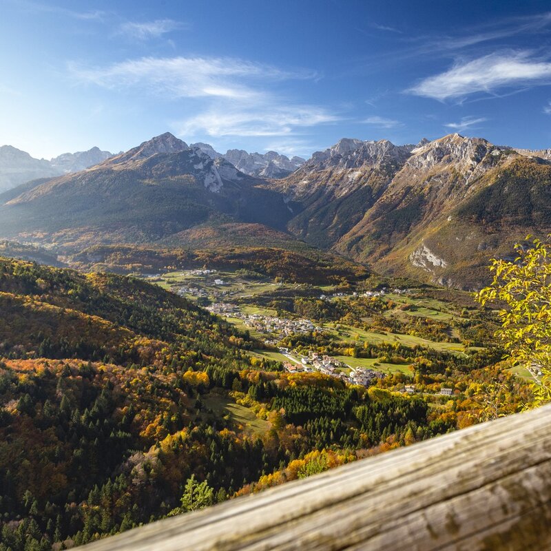 Panoramafoto von Cavedago mit den Brenta-Dolomiten im Hintergrund im Herbst | © Filippo Frizzera, 2018