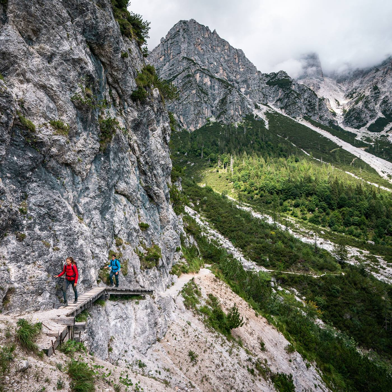 Due escursionisti si dirigono verso il rifugio Selvata, tra le Dolomiti di Brenta | © Camilla Pizzini, 2022