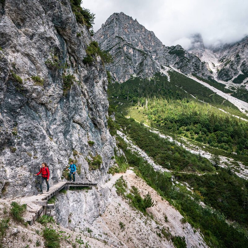 Two hikers make their way to the Selvata refuge in the Brenta Dolomites | © Camilla Pizzini, 2022 Two hikers make their way to the Selvata refuge in the Brenta Dolomites | © Camilla Pizzini, 2022
