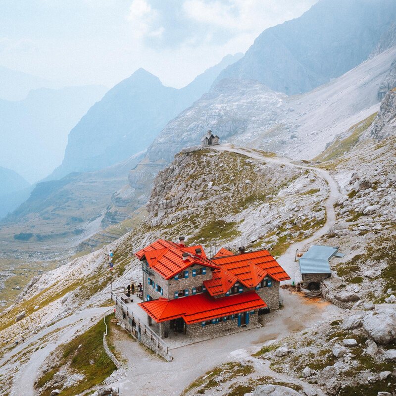 Aerial view of the Agostini refuge, in Val d'Ambiez, at the foot of the Brenta Dolomites | © Nicola Cagol, 2021 Aerial view of the Agostini refuge, in Val d'Ambiez, at the foot of the Brenta Dolomites | © Nicola Cagol, 2021