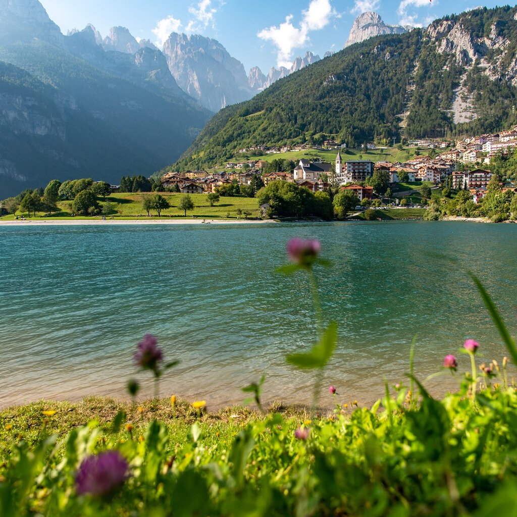 Lake Molveno during springtime | © Veronica Spanu, 2019 Lake Molveno during springtime | © Veronica Spanu, 2019