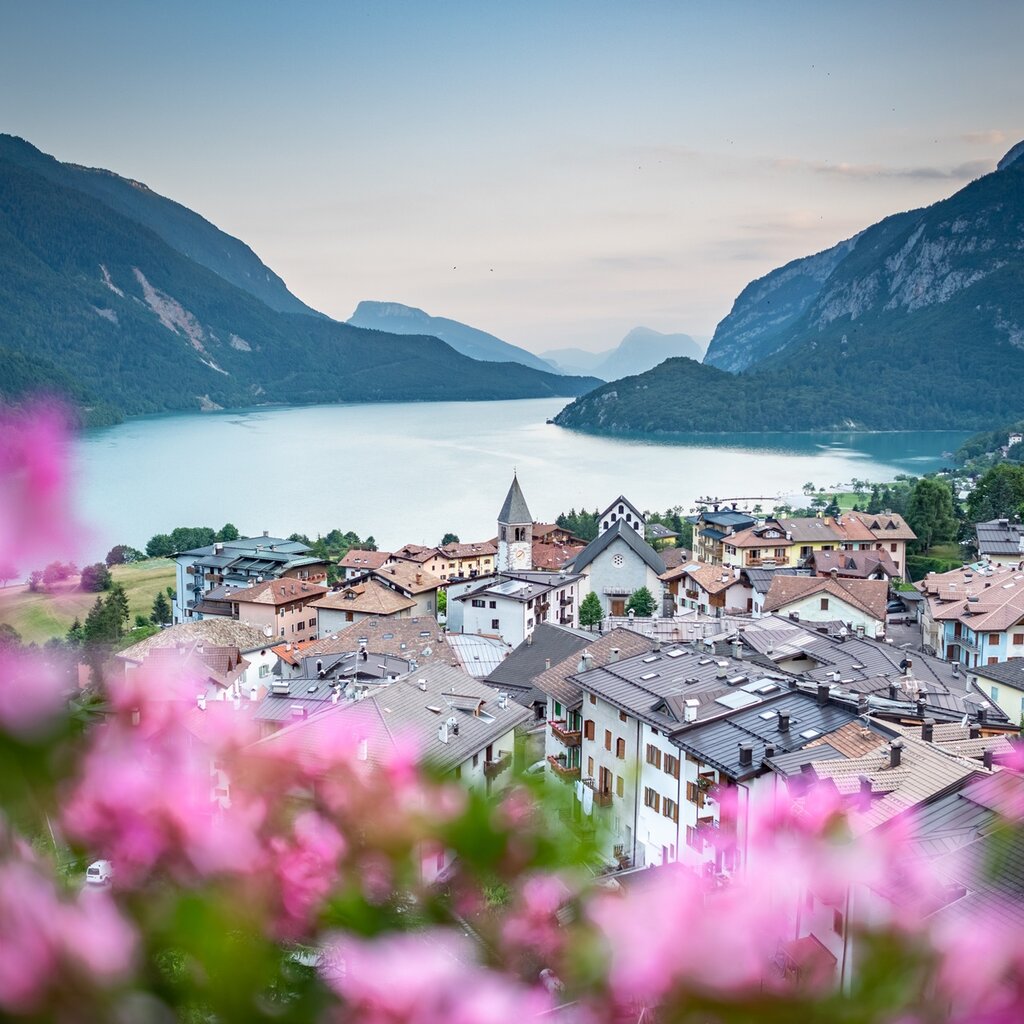 View of the village of Molveno where the bell tower of the church of San Carlo stands out | © @ourfamily.it, 2019 View of the village of Molveno where the bell tower of the church of San Carlo stands out | © @ourfamily.it, 2019