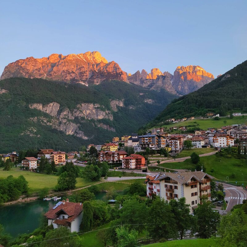 Enrosadira on the Brenta seen from Molveno | © Matteo Barlascini, 2021