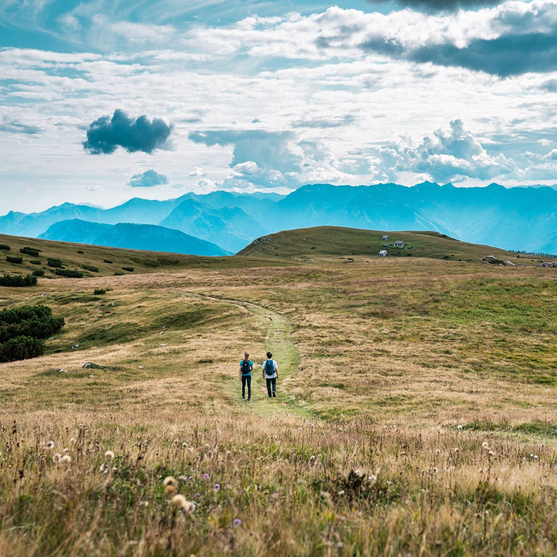 Zwei Wanderer auf dem Canfedin-Grat, dem Schwesterberg des Paganella | © Camilla Pizzini, 2022