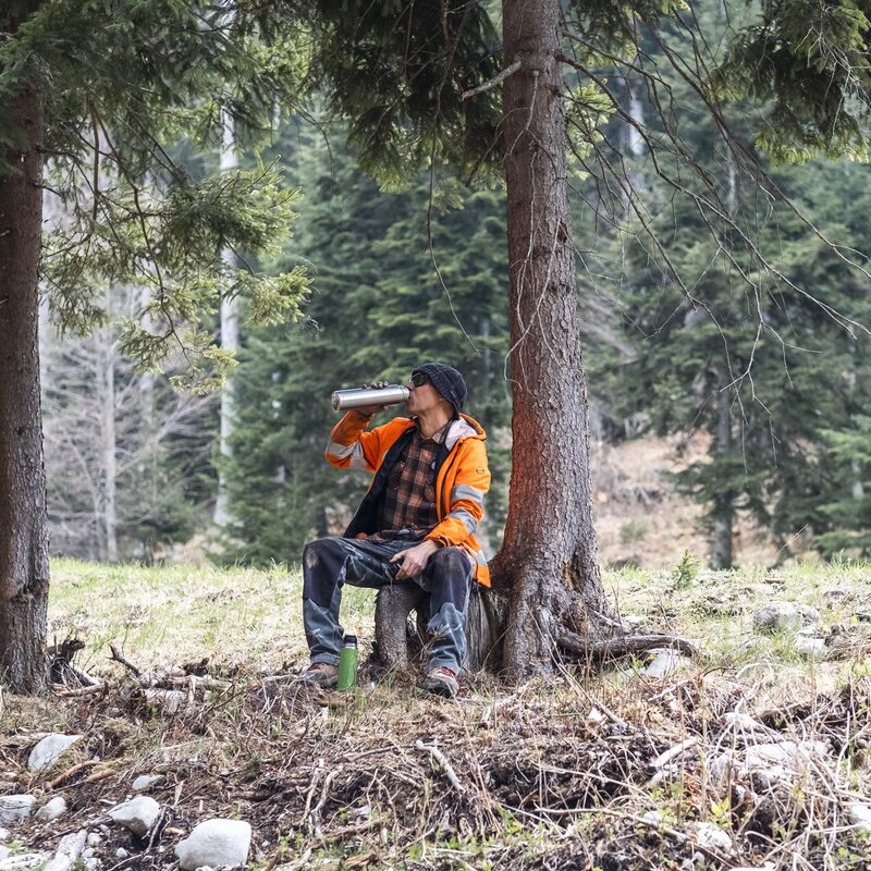 Il trail builder Ezio fa una pausa mentre lavora sui sentieri del Dolomiti Paganella Bike Park | © Frame&Work, 2023