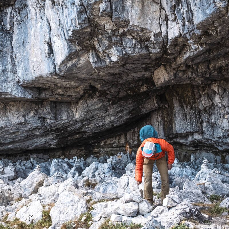 Davide Carton, guida alpina e istruttore bike, su in sentiero in Paganella | © Frame&Work, 2023