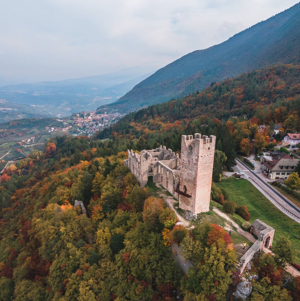 Aerial view of the ruins of Belfort Castle in Spormaggiore | © Enrico Baroni, 2020 Aerial view of the ruins of Belfort Castle in Spormaggiore | © Enrico Baroni, 2020