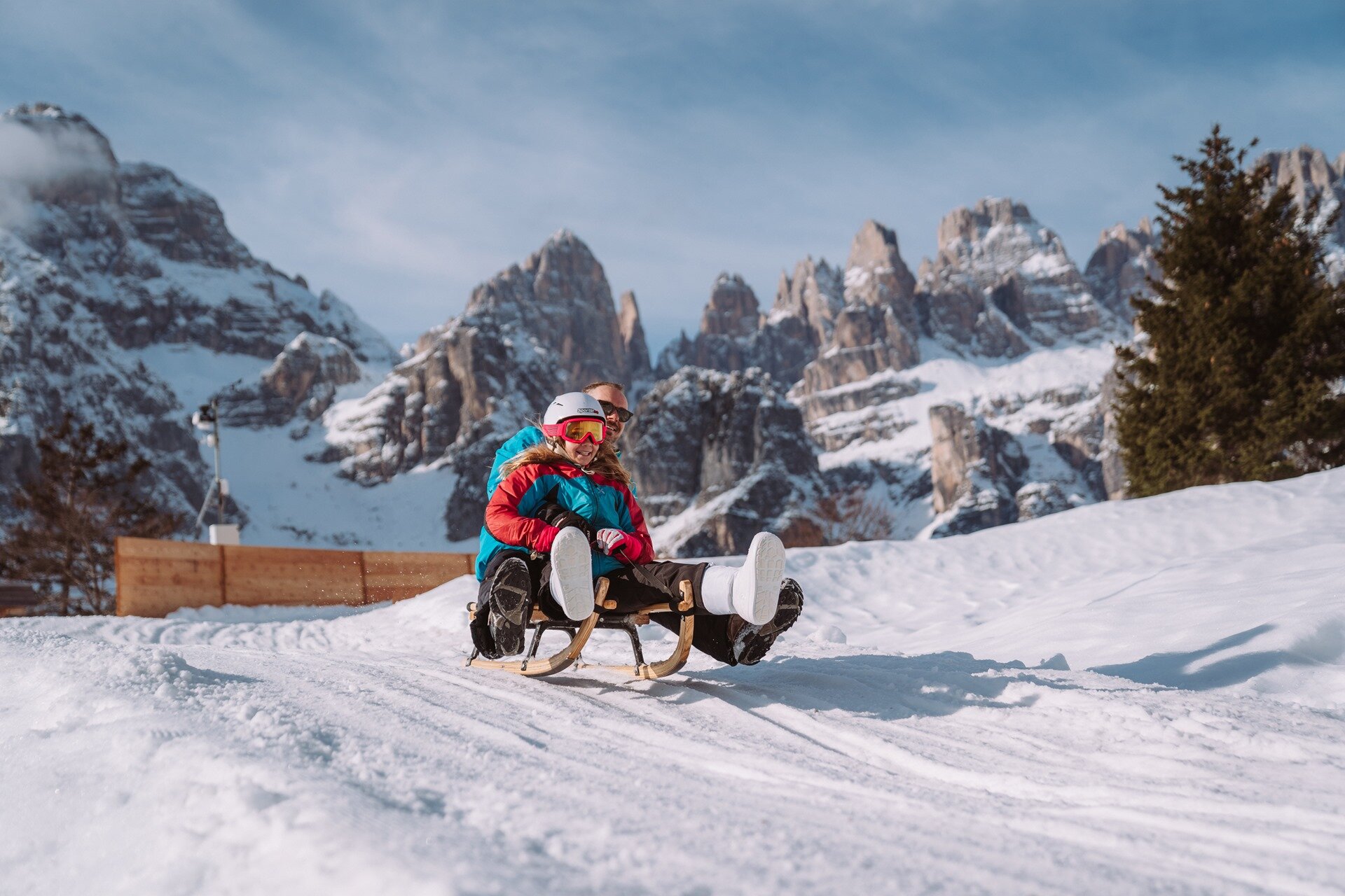 A little girl goes down the Squirrel toboggan run with her dad on the Pradel Plateau. | © Alice Russolo, 2023