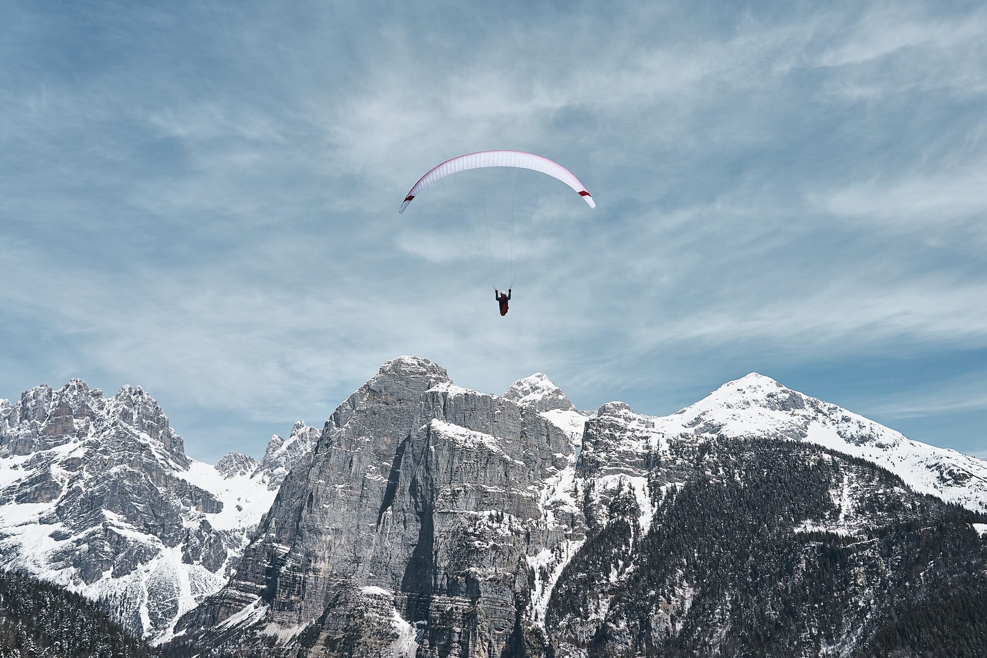 Volo in parapendio con le Dolomiti di Brenta sullo sfondo. | © Nicola Donini, 2021