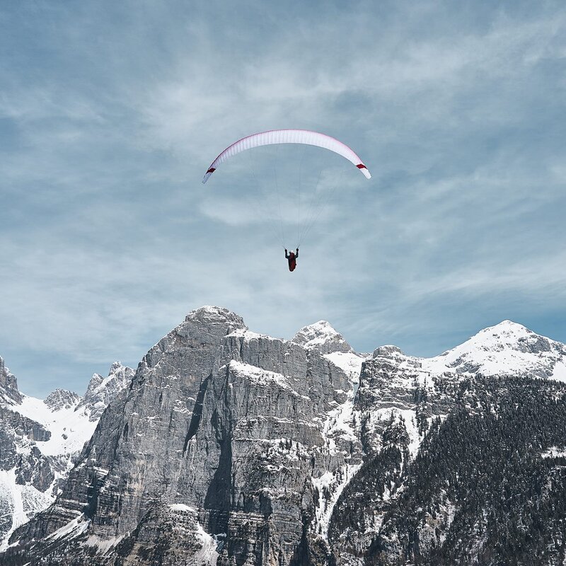 Paragliding-Flug mit den Brenta-Dolomiten im Hintergrund. | © Nicola Donini, 2021