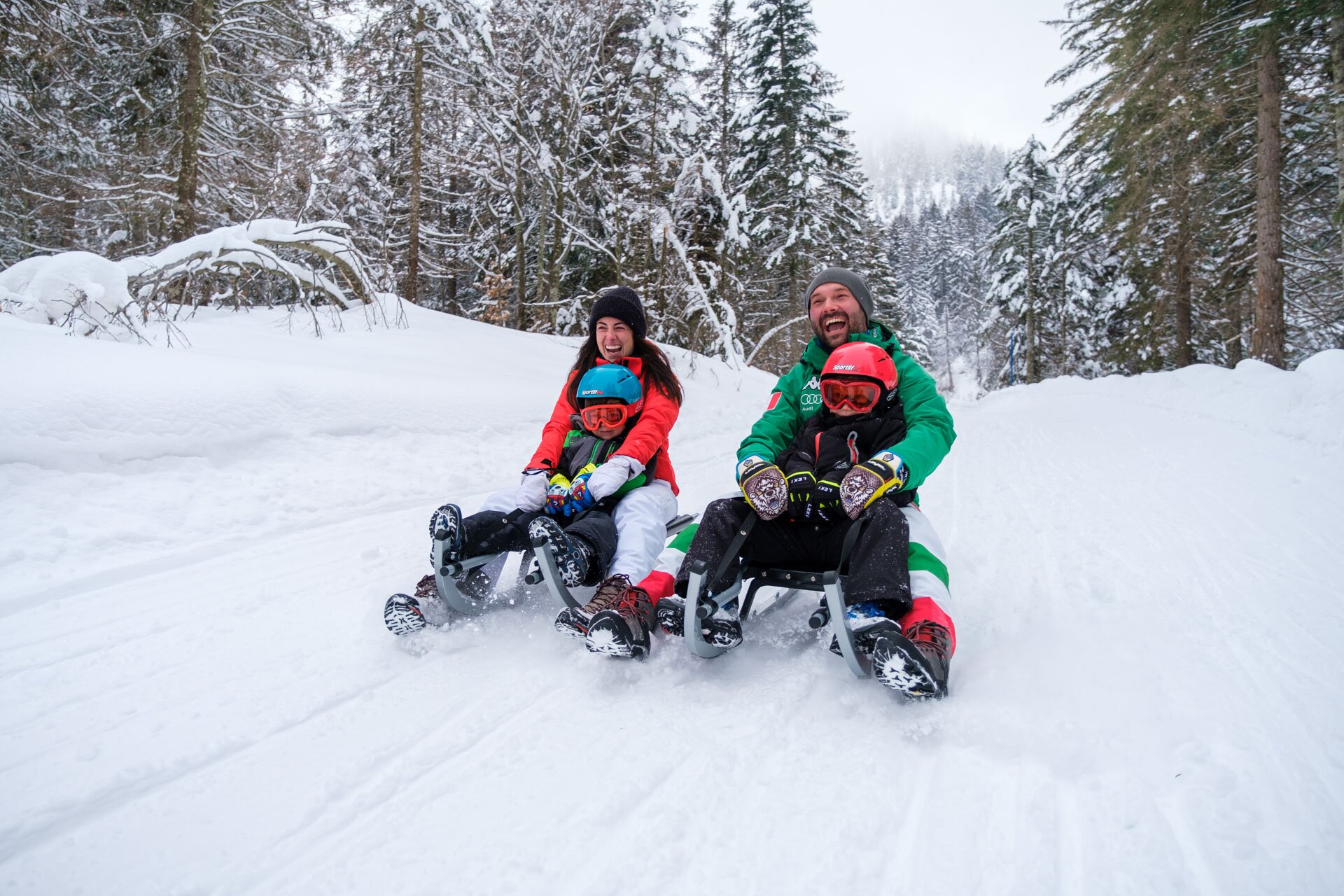 Family sledging down the slope in Paganella | © Filippo Frizzera, 2021