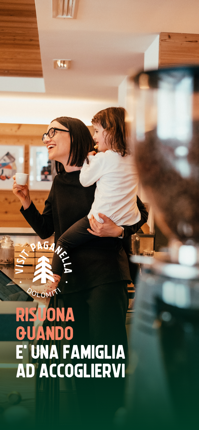 Nell'immagine: Beatrice e la figlia Dalia dietro al bancone del bar dell'hotel. Nel testo: Visit Paganella risuona quando è una famiglia ad accogliervi. | © Frame & Work, 2024