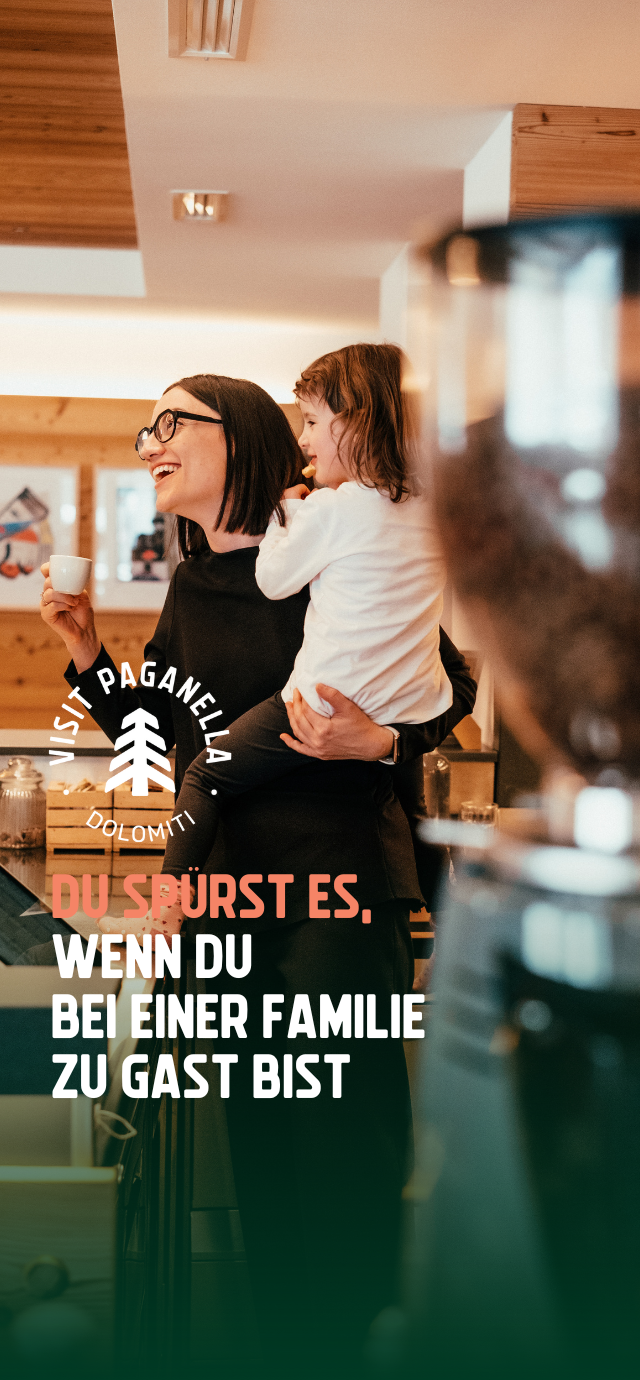 Frame & Work, 2024 | ©  Auf dem Bild: Beatrice trinkt Kaffee, während sie ihr kleines Mädchen im Arm hält. Im Text: Du spürst es, wenn du bei einer Familie zu Gast bist