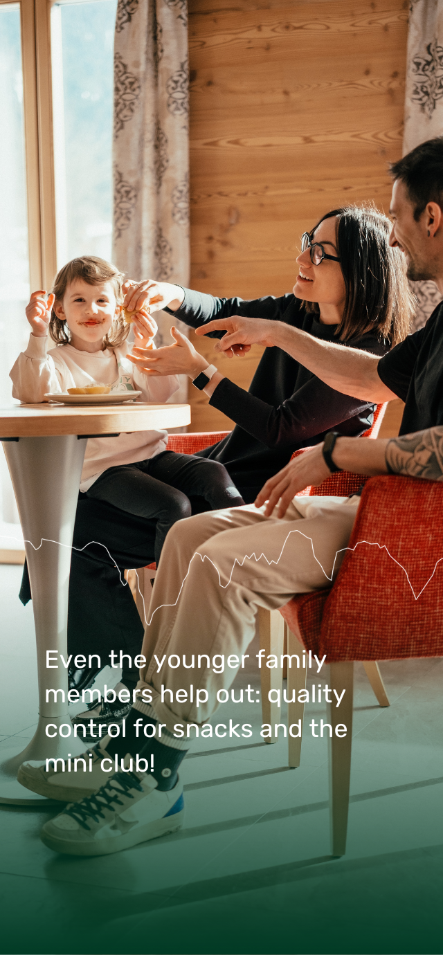 In the picture: Dalia eats bread and Nutella together with mom and dad. In the text: Even the younger family members help out: quality control for snacks and the mini club! | © Frame & Work, 2024