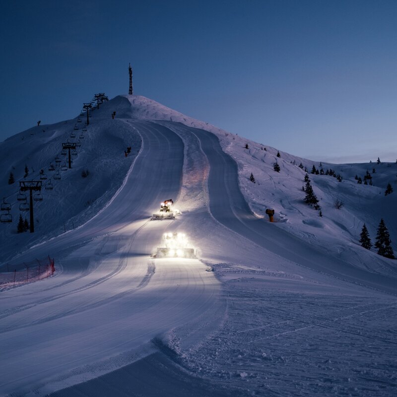 I gatti delle nevi battono le piste da sci della Paganella al tramonto | © Filippo Frizzera, 2024