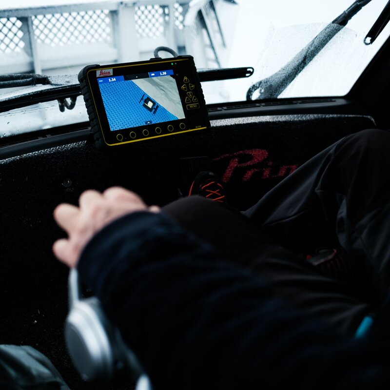 Snowcat driver checks snow depth on monitor | © Filippo Frizzera, 2024