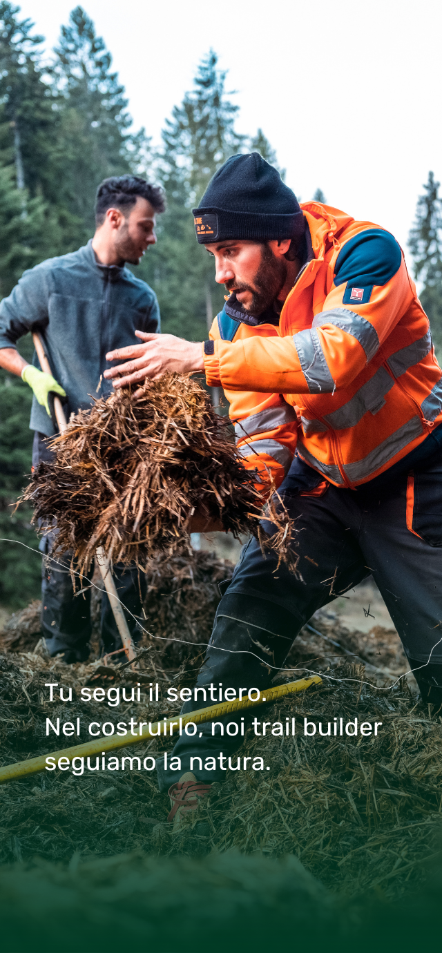 Nell'immagine: Trailbuilders intenti a preparare il trail per l'inizio della stagione. Nel testo: Tu segui il sentiero. Noi, nel costruirlo, seguiamo la natura. | © Frame & Work, 2024