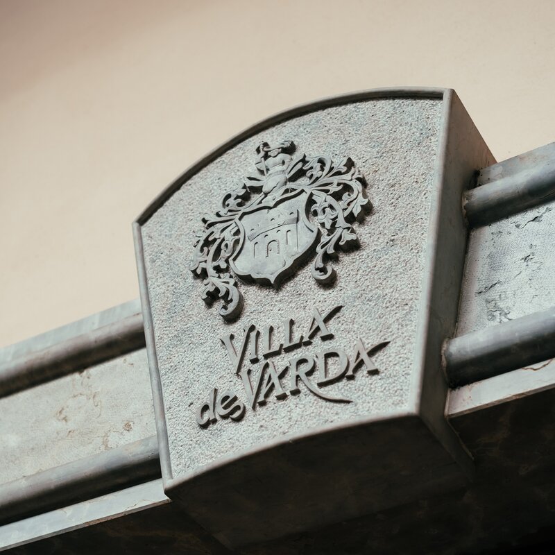 The coat of arms of Villa de Varda | © Frame & Work, 2024