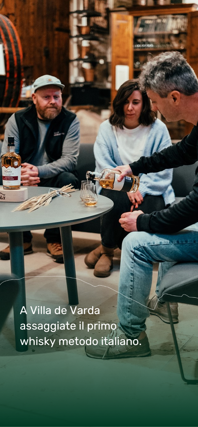 Nell'immagine: Mauro di Villa de Varda guida una degustazione di whisky. Nel testo:  A Villa de Varda assaggiate il primo whisky metodo italiano | © Frame & Work, 2024