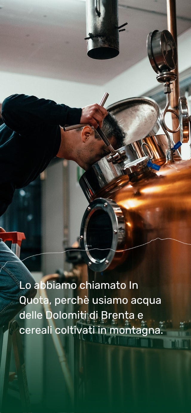 Nell'immagine: Mauro di Villa de Varda controlla l'interno dell'alambicco. Nel testo: lo abbiamo chiamato In Quota, perché usiamo acqua delle Dolomiti di Brenta e cereali coltivati in montagna. | © Frame & Work, 2024