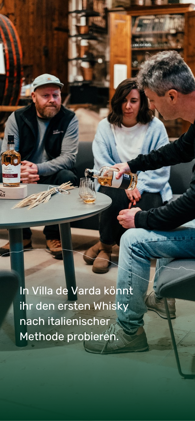 Auf dem Bild: Mauro von Villa de Varda leitet eine Whisky-Verkostung. im Text: In Villa de Varda könnt ihr den ersten Whisky nach italienischer Methode probieren. | © Frame & Work, 2024