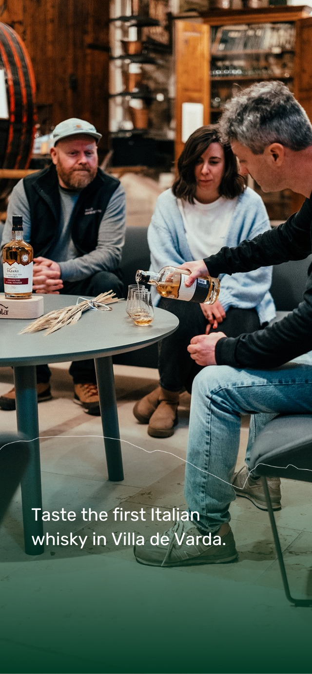 In the picture: Mauro of Villa de Varda leads a whiskey tasting. In the text: Taste the first Italian whisky in Villa de Varda. | © Frame & Work, 2024